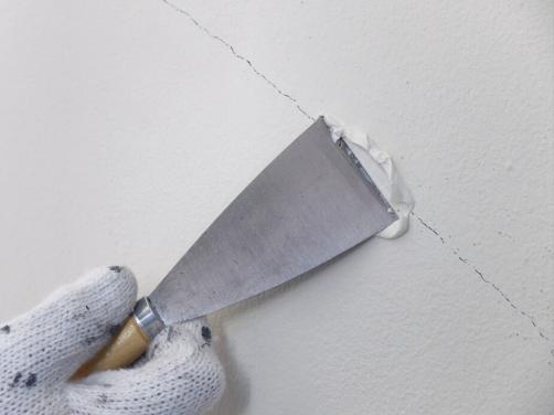 στοκάρισμα τοίχου με σπάτουλα