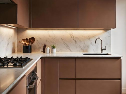 κουζίνα με καφέ ντουλάπια