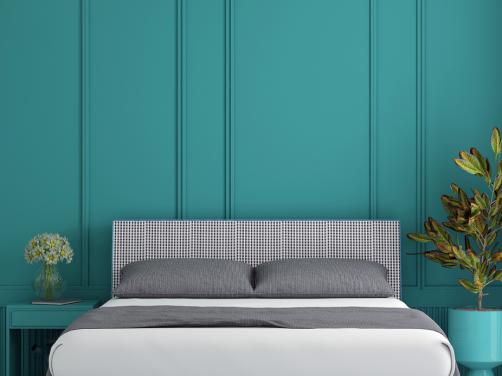 δωμάτιο με πετρόλ χρώμα τοίχου