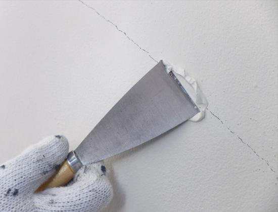 στοκάρισμα τοίχου με σπάτουλα