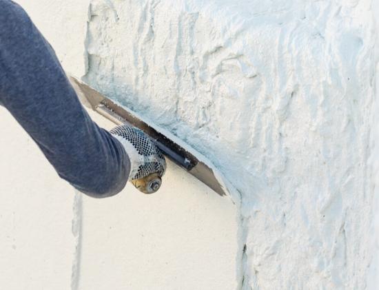 σοβάτισμα τοίχου με σπάτουλα