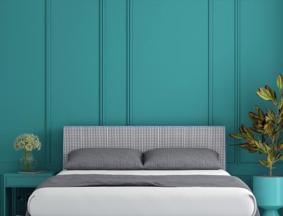 δωμάτιο με πετρόλ χρώμα τοίχου